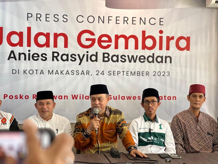 Tamsil Linrung saat memberi keterangan pers kegiatan Jalan Gembira Bersama Anies Baswedan dan Muhaimin.
