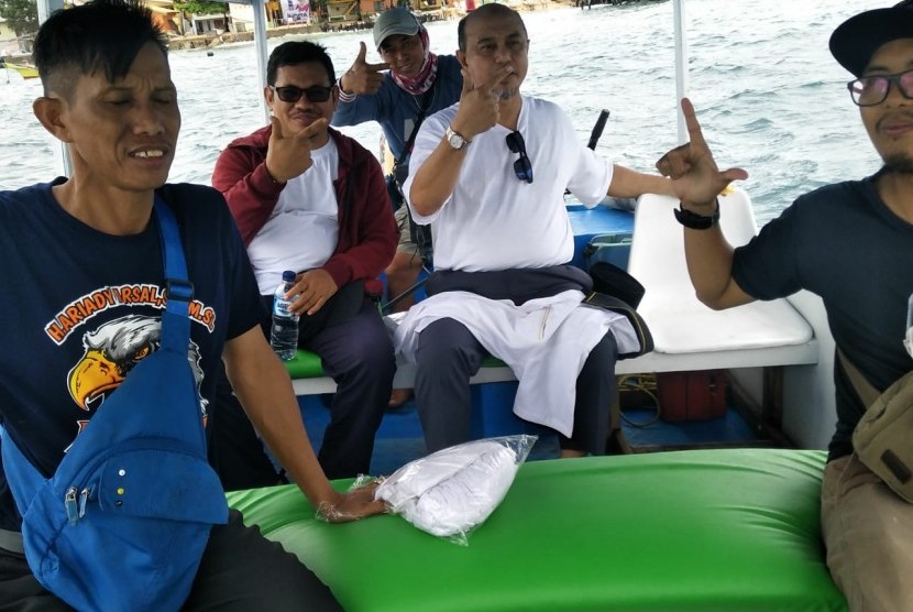 Tamsil Linrung (kaos putih) saat menuju pulau Barrang Caddi.