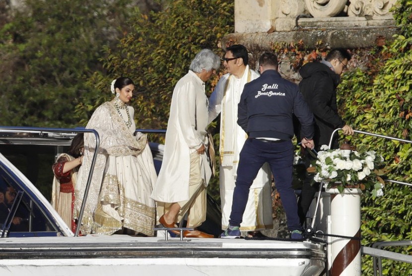 Tamu berdatangan untuk menghadiri pernikahan bintang Bollywood Deepika Padukone dan Ranveer Singh di Villa Balbianello di Lenno, Danau Como, Italia, Rabu (14/11).
