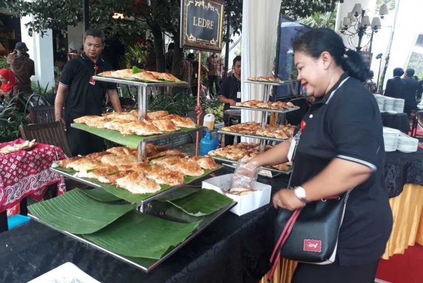 Tamu di akad nikah Kahiyang Ayu dan Bobby Nasution disuguhi beragam kuliner, salah satunya ledre.