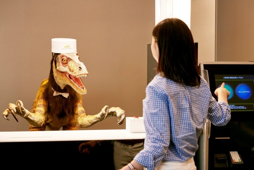 Tamu disambut oleh robot dinosaurus di Hen-na Hotel Nagasaki Jepang.