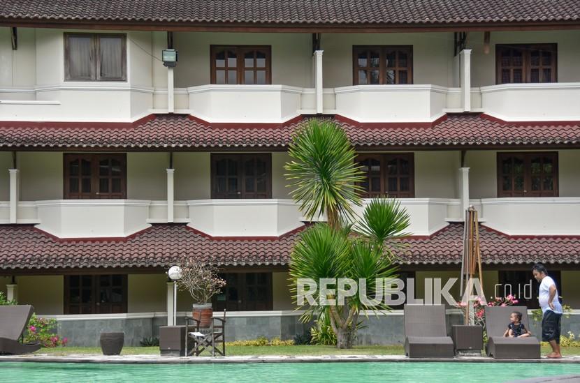 Tamu hotel berenang di kolam renang di sebuah hotel di Mataram, NTB, Sabtu (28/8/2021).