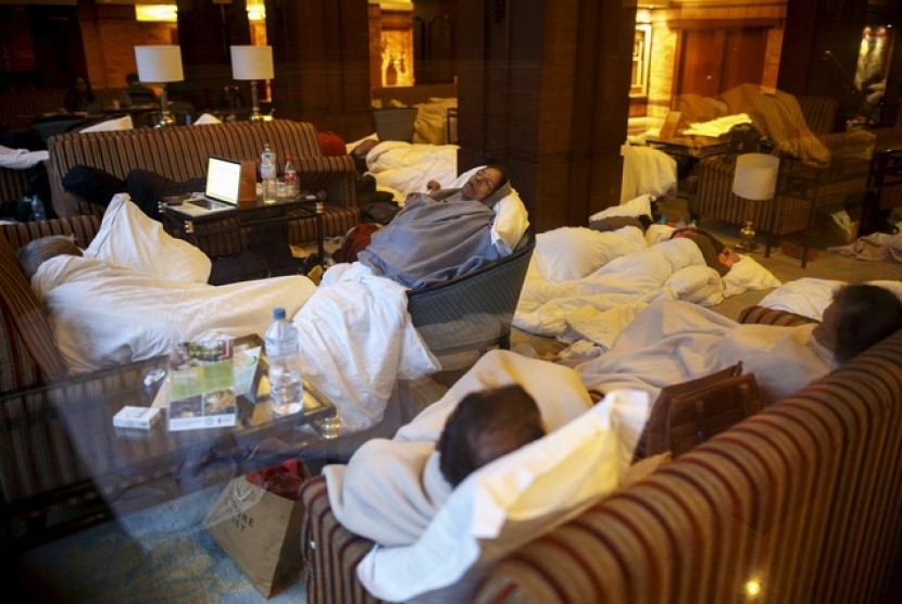 Tamu hotel mewah di Kathmandu tidur di lobi hotel setelah gempa menimpa Nepal, akhir pekan ini (25/4).