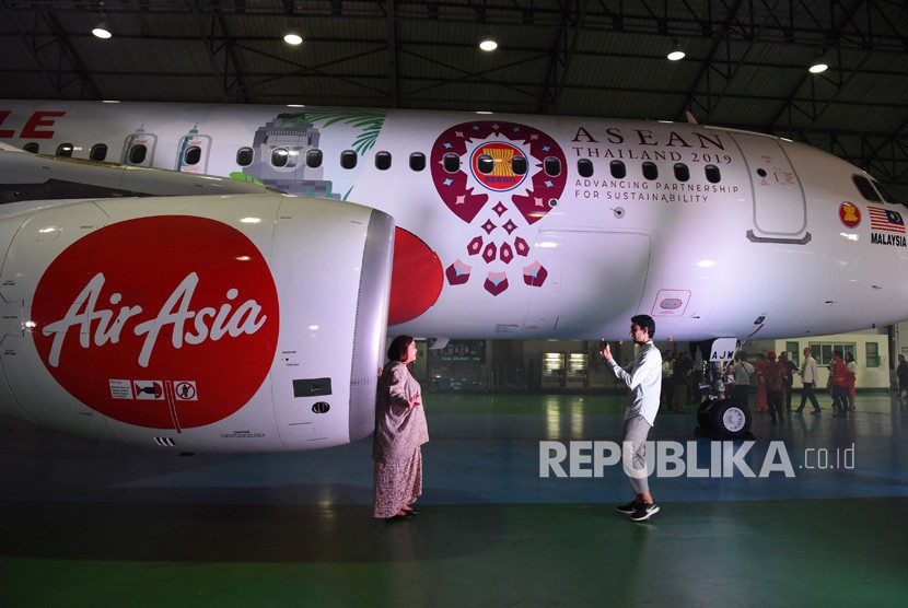 Tamu undangan berpose di samping armada Air Asia Airbus A320. Air Asia akan mulai mengaktifkan penerbangan berjadwal mulai 18 Mei 2020.