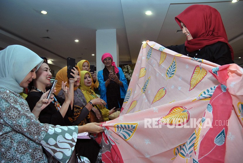 Kain batik asal Bogor, Jawa Barat.