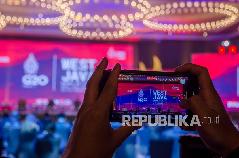 Tamu undangan mengambil foto saat gelar wicara Road To Presidensi G20 in West Java- Forum Urban20 (U20) di Hotel Pullman, Bandung, Jawa Barat, Kamis (24/2/2022). Konflik Rusia-Ukraina menghadirkan tantangan tersendiri bagi presidensi Indonesia.