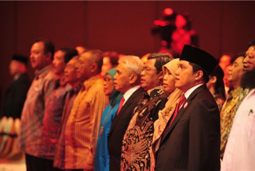 Tamu undangan menyanyikan lagu Indonesia Raya pada Malam Penganugerahan Tokoh Perubahan Republika 2011 di Djakarta Theatre, Jakarta, Selasa (17/4).