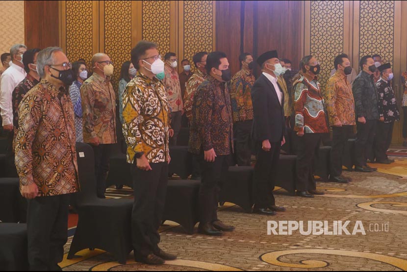 Tamu VVIP Menteri Kabinet Indonesia Maju dan pemimpin lembaga negara hadir pada Malam Penganugerah Tokoh Perubahan Republika 2020 di Hotel Four Season, Jakarta, Senin (5/4). Malam penganugerahan kali ini dilakukan secara hybrid gabungan pertemuan daring dan luring secara terbatas untuk menerapkan protokol kesehatan di masa pandemi ini.