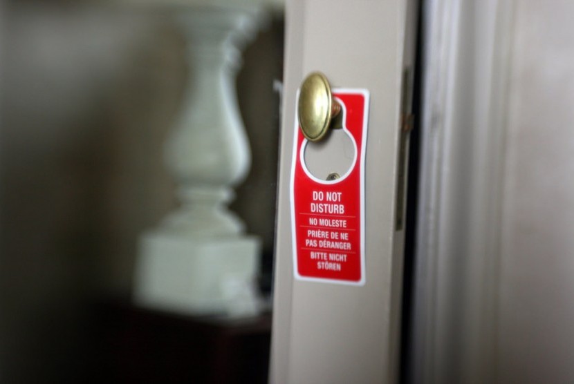 Tamu yang tidak ingin diganggu bisa menggantungkan kartu 'do not disturb' di pintunya.