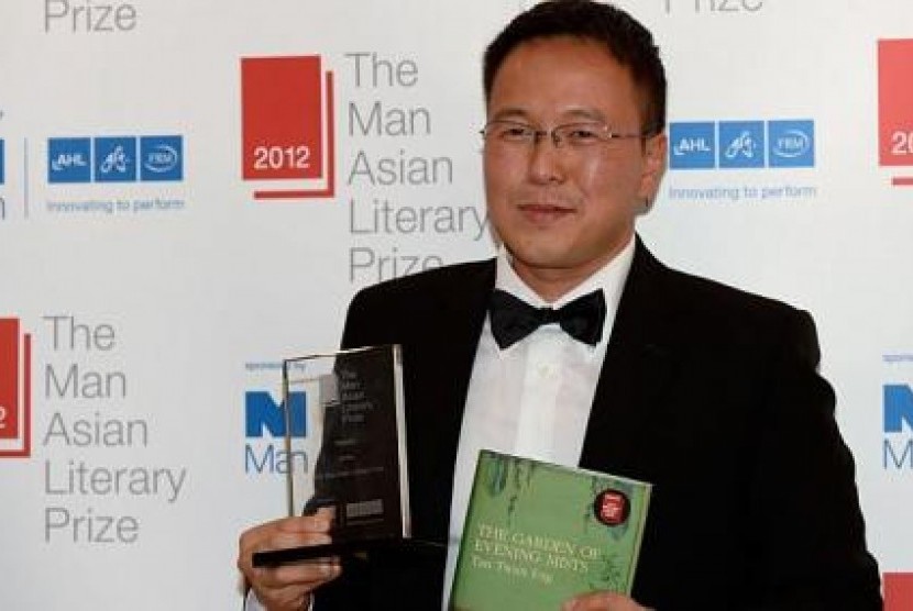 Tan Twan Eng menerima penghargaan Asia Literary Prize 2012 di Hong Kong, Kamis (14/3/2013).