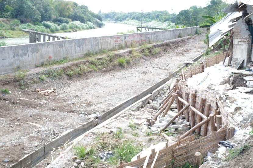 Tanah ambles di Blok Rengaspayung, Desa/Kecamatan Kertasemaya, Kabupaten Indramayu semakin parah, Selasa (28/9). 
