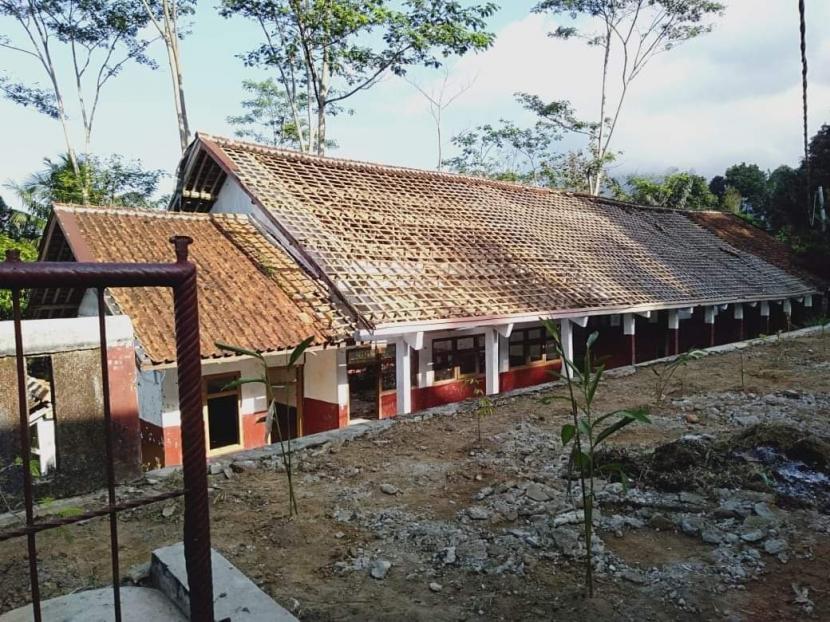  Prajurit TNI Bantu Warga Bangun Balai Kampung Kawipi