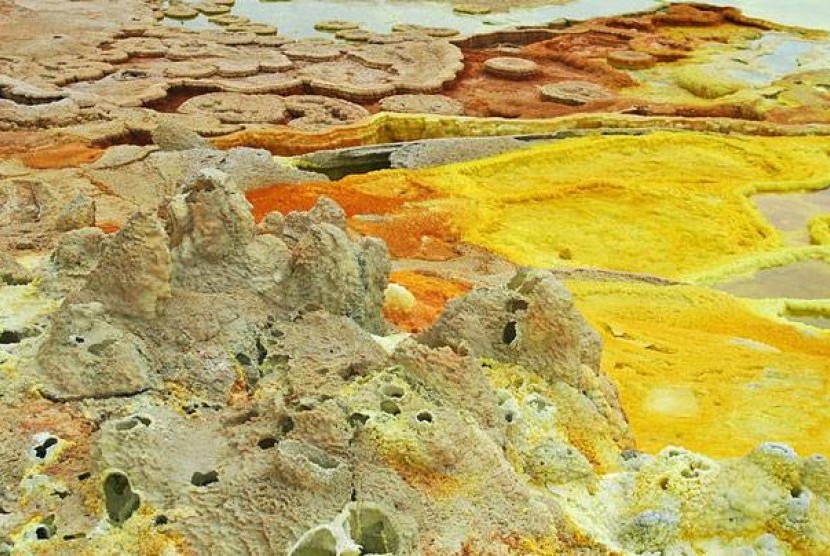 Tanah lapang hidrotermal Dallol menyajikan pemandangan indah dengan hamparan endapan garam multiwarna. 