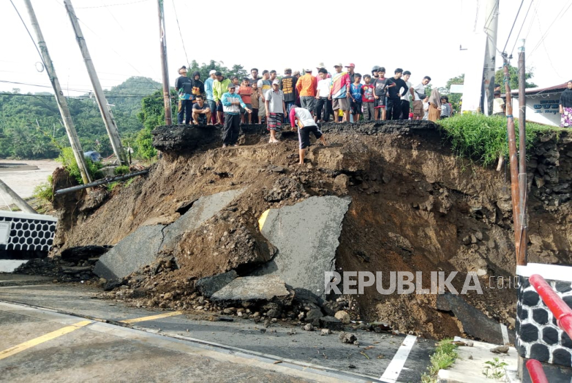 Tanah longsor dan banjir yang melanda Kabupaten Sukabumi