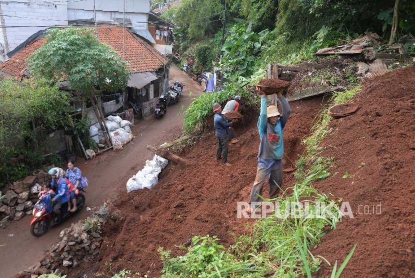 Tanah longsor di Jalan Lebak Bulus V RT/RW 04/04, Jakarta Selatan, Senin (25/7). (Republika/ Yasin Habibi )