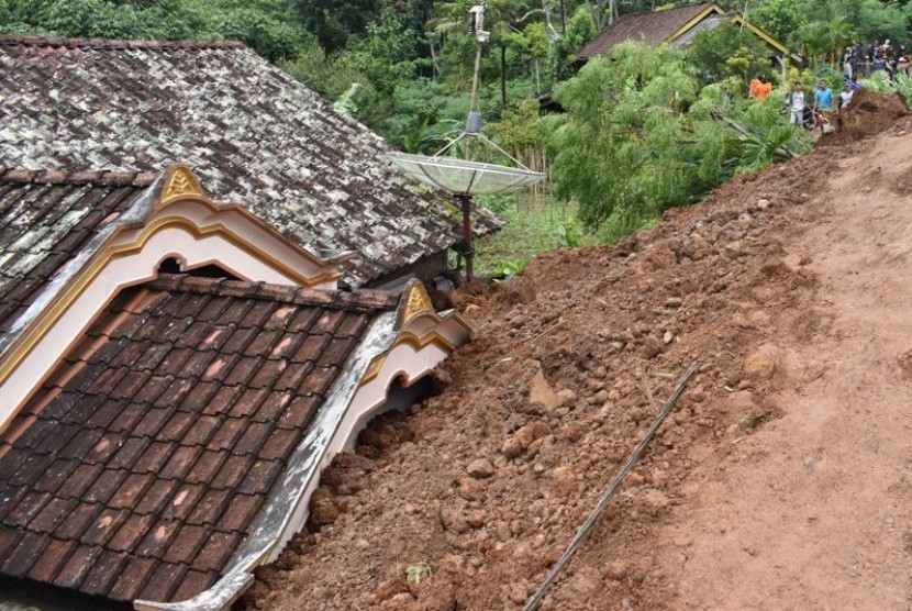 Tanah Longsor di Ponorogo, Sabtu (1/4)