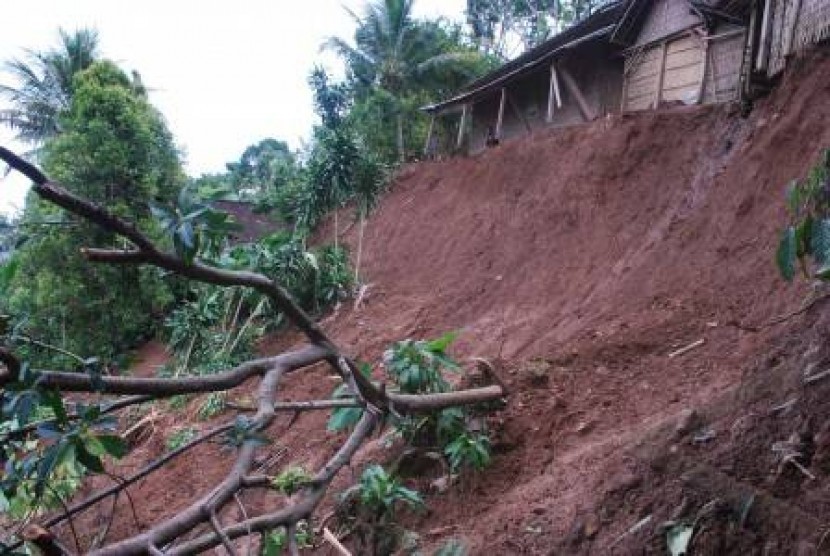 BPBD Lebak Catat 13 Rumah Rusak Akibat Pergerakan Tanah. Tanah longsor (ilustrasi).