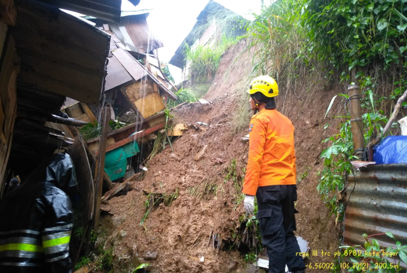 Tanah longsor menimbun dua rumah warga di Kota Bogor (ilustrasi). Badan Penanggulangan Bencana Daerah (BPBD) Kota Bogor mengajak pelaku usaha di Kota Bogor melakukan sinergi dalam rangka kesiapsiagaan bencana. 