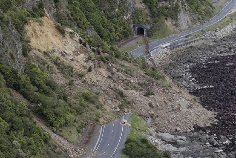 Tanah longsor menutup jalan State Highway One dan jalur kereta api utama di utara Kaikoura akibat gempa bumi di Selandia Baru, Senin, 14 November 2016.