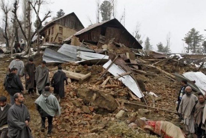 Tanah longsor terjadi di dekat kota Srinagar, Kashmir, India