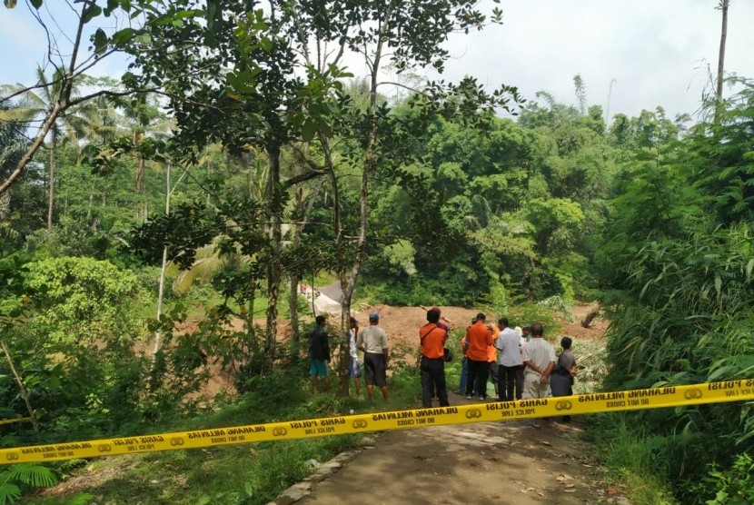 Tanah longsor terjadi di Kecamatan Cisayong, Kabupaten Tasikmalaya, Jumat (28/2). Akibat kejadian itu, satu orang hilang diduga tertimbun longsor dan akses jalan desa terputus.