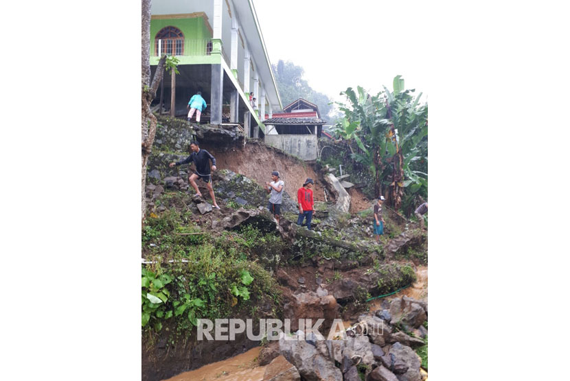 Tanah longsor terjadi di sejumlah titik di Kabupaten Tasikmalaya, Jawa Barat, Ahad (1/10). Longsor diduga terjadi karena hujan sejak beberapa hari terakhir