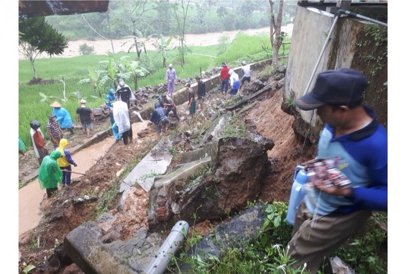 Tanah longsor terjadi di sejumlah titik di Kabupaten Tasikmalaya, Jawa Barat, Ahad (1/10). Longsor diduga terjadi karena hujan sejak beberapa hari terakhir. 