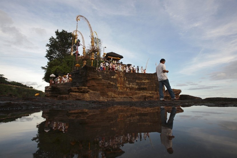 Tanah Lot, Bali. Israeli media, Haaretz, said that Israeli tourists are now can apply visas to visit tourism spots in Indonesia. However, Indonesian Foreign Affairs Ministry denies the information. 