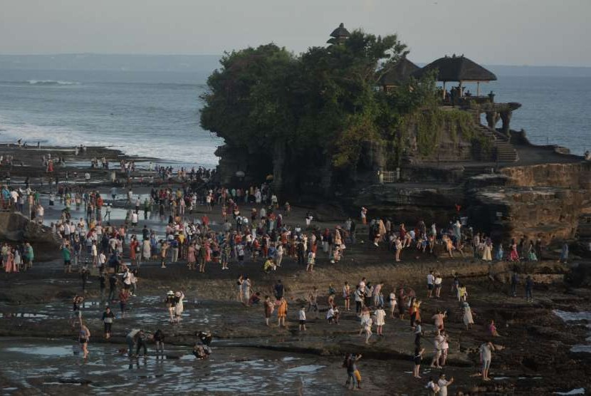 Tanah Lot di Tabanan merupakan salah satu destinasi wisata favorit di Bali.