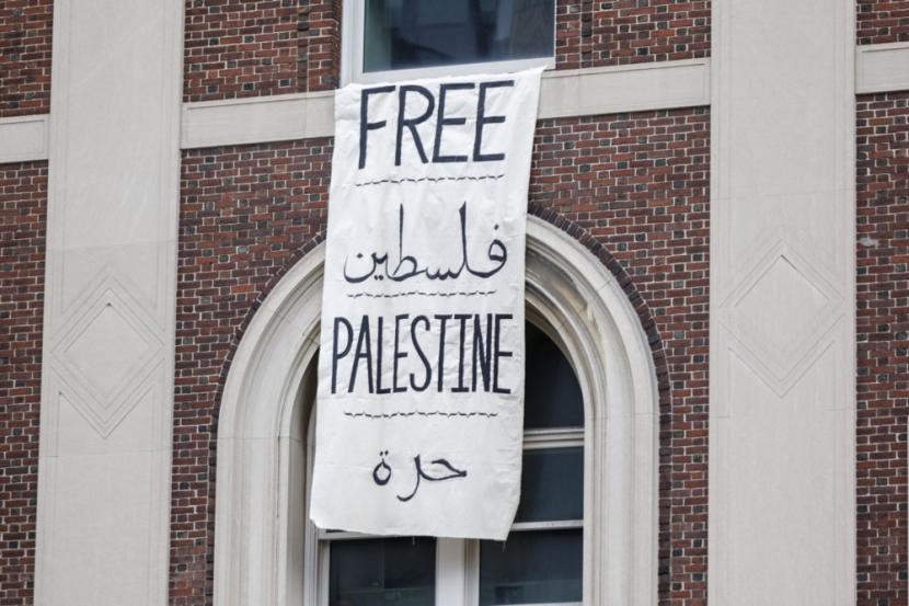 Tanda Bebaskan Palestina tergantung di jendela setelah pengambilalihan Hamilton Hall oleh mahasiswa pro-Palestina, di kampus Universitas Columbia di New York.