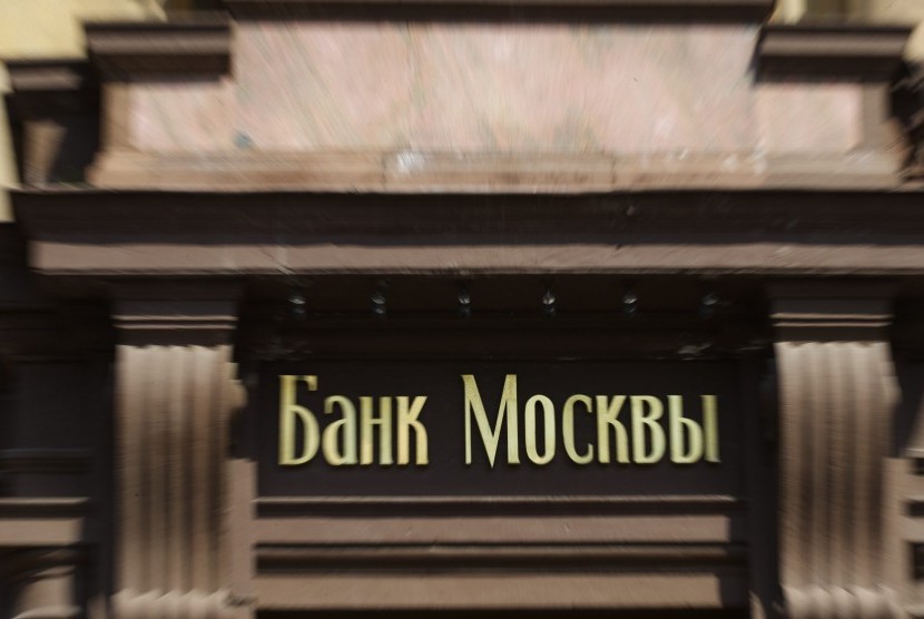 Tanda bertuliskan Bank Moskow. Uni Eropa sepakat untuk meningkatkan sanksi terhadap Rusia terkait kebijakan negara itu terhadap Ukraina