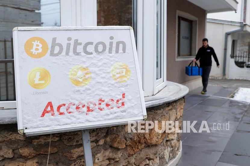  Tanda bitcoin ditempatkan di depan kantor pertukaran crypto di Pristina, Kosovo, 10 Januari 2022. 