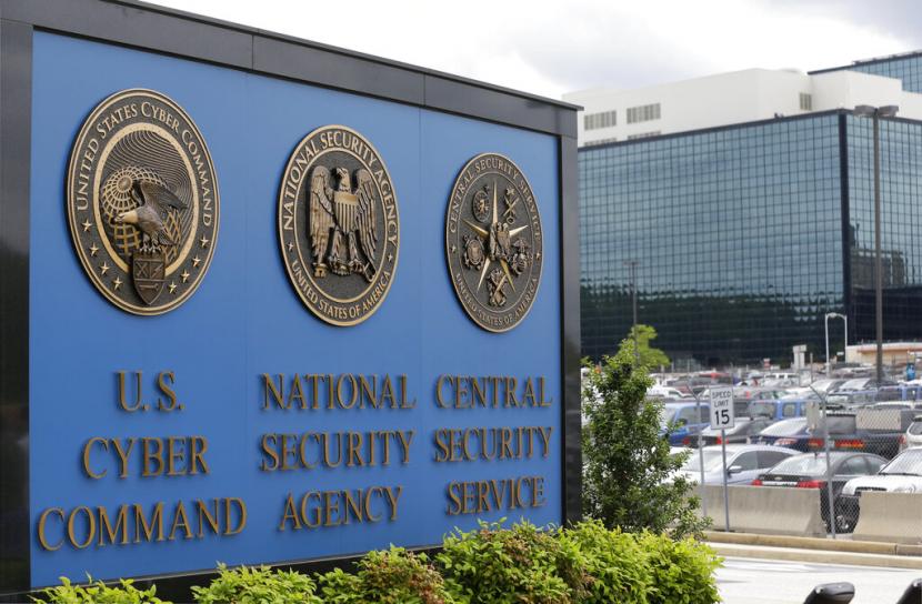 Tanda di luar kampus Administrasi Keamanan Nasional (NSA) tempat Komando Siber AS berada di Fort Meade. Amerika Serikat (AS) dan Inggris menyalahkan Rusia atas serangan siber yang menghapus sejumlah situs badan pemerintah Ukraina dan bank-bank besar pada Januari lalu.