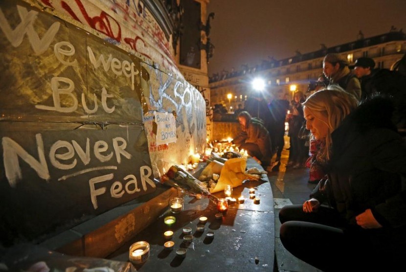 Tanda duka cita warga Paris, Prnacis bagi korban serangan teror, Sabtu (14/11)