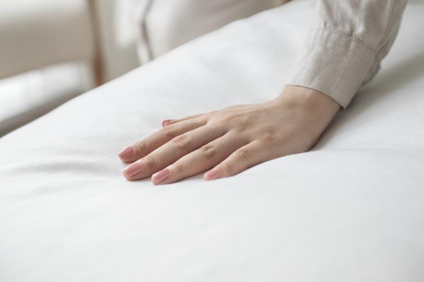 Membereskan kasur. (ilustrasi). Menurut pakar kebersihan, Anda sebaiknya tidak langsung merapikan kasur setelah bangun tidur. Beri jeda sekitar 30 menit.