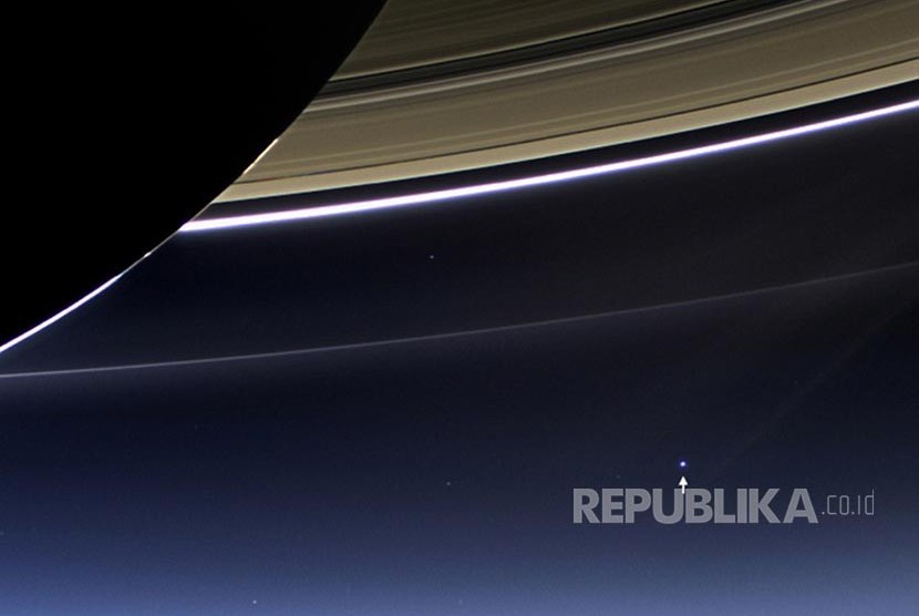 Tanda panah menunjukkan posisi planet bumi dan bulan diambil oleh wahana angkasa Cassini yang mengorbit di sekitar planet tersebut. 