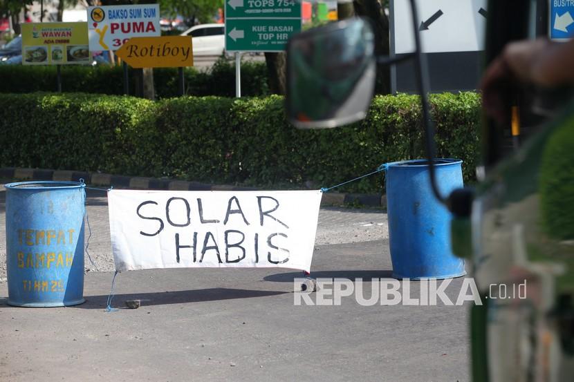 Tanda pemberitahuan Solar Habis terpasang di SPBU (ilustrasi).