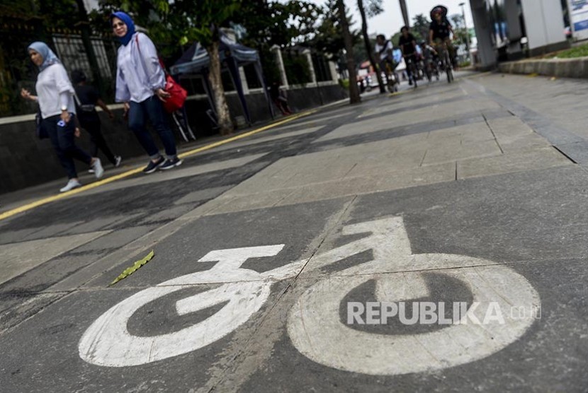 Pesepeda Keluar Jalur Didenda Rp 100 Ribu. Tanda sepeda tertera di jalur pedestrian di Jl Jenderal Sudirman, Jakarta.