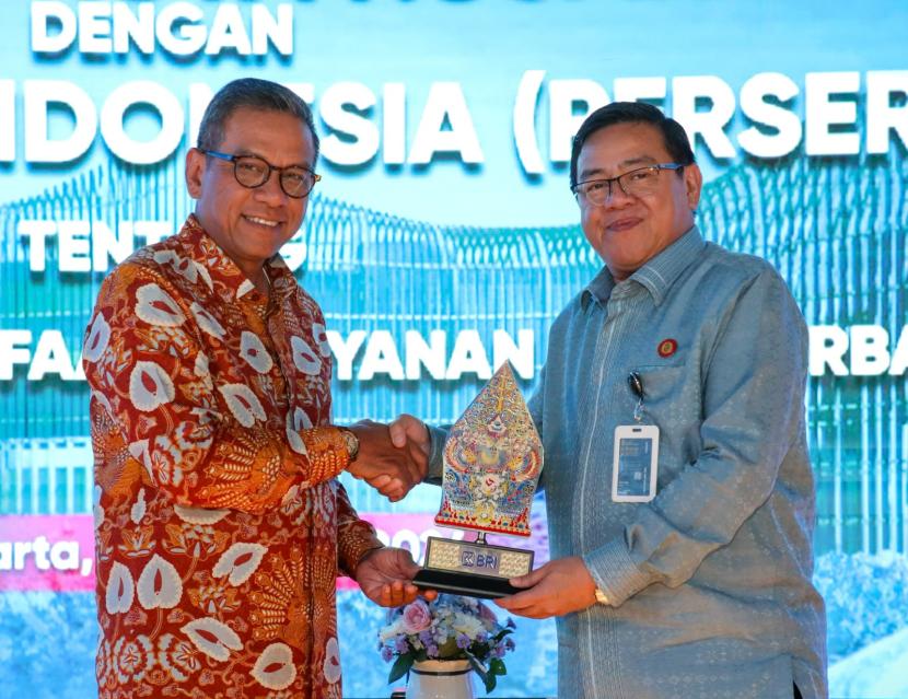 Tanda tangan nota kesepahaman oleh Direktur Bisnis Wholesale dan Kelembagaan BRI Agus Noorsanto dan Sekretaris OIKN Achmad Jaka Santos Adiwijaya di Jakarta.