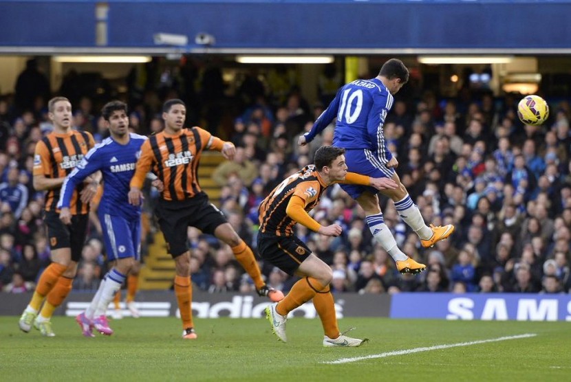 Tandukan Eden Hazard yang berbuah gol ke gawang Hull City.