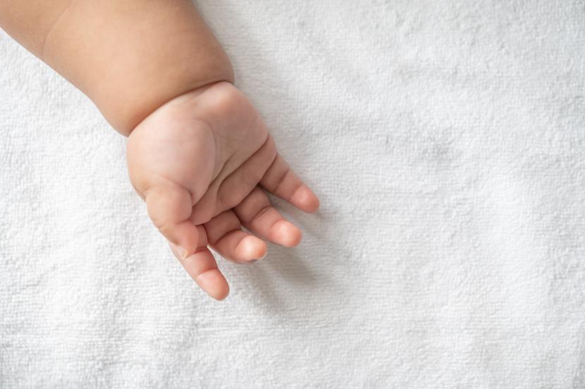 Tangan bayi yang tidak menggunakan sarung tangan (ilustrasi). Masyarakat diminta tidak menutup tangan bayi yang baru lahir dengan kaus tangan.