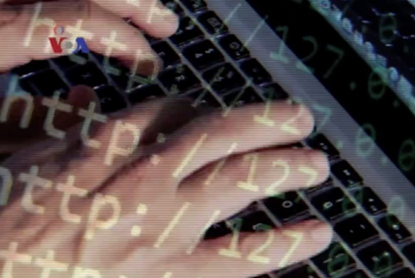 Tangan sedang mengetik di keyboard komputer (ilustrasi)