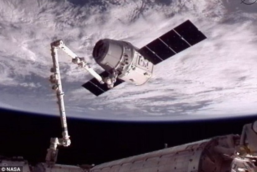 Tangan stasiun luar angkasa ISS, terlihat berhasil meraih kapsul Dragon. Kini mereka terkoneksi menjadi satu