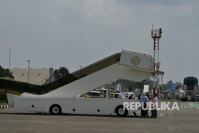 Tangga pesawat yang akan digunakan oleh raja salman di bandara halim perdana kusuma,jakarta,rabu (1/3).
