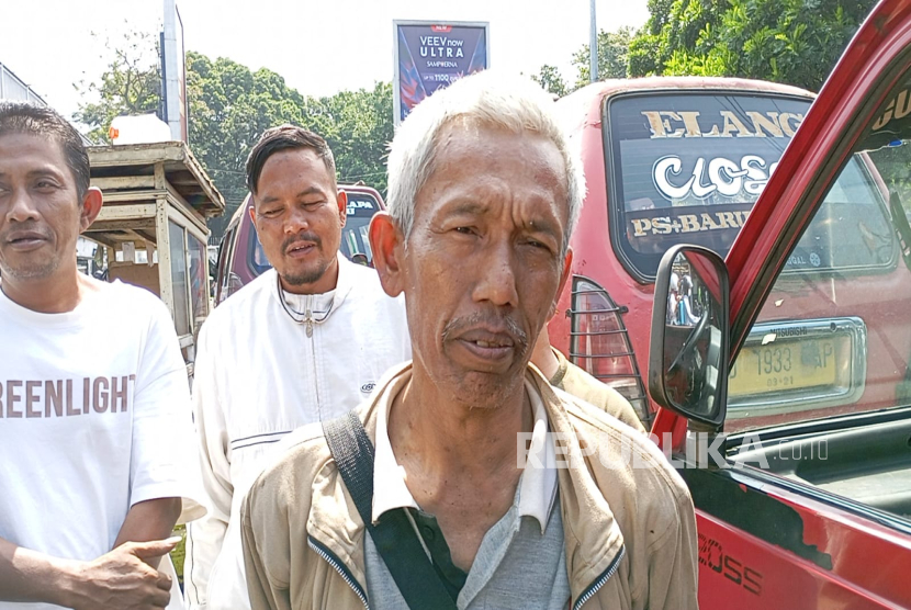 Tanggapan sopir angkutan kota (angkot) Elang-Pasarbaru soal penghapusan trayek angkot di Kota Bandung, Kamis (10/7/2025). 