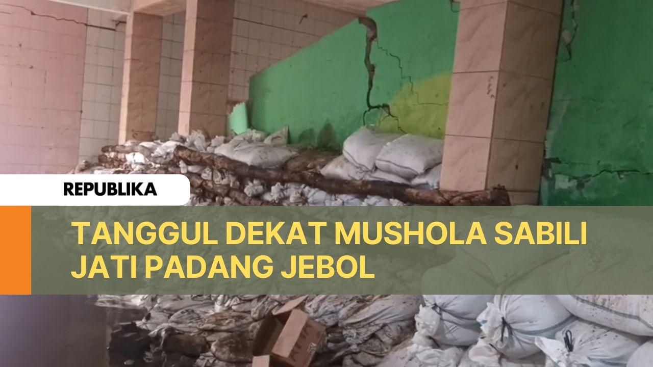 Tanggul dekat Mushola Sabili Jati Padang, Pasar Minggu Jebol imbas hujan.