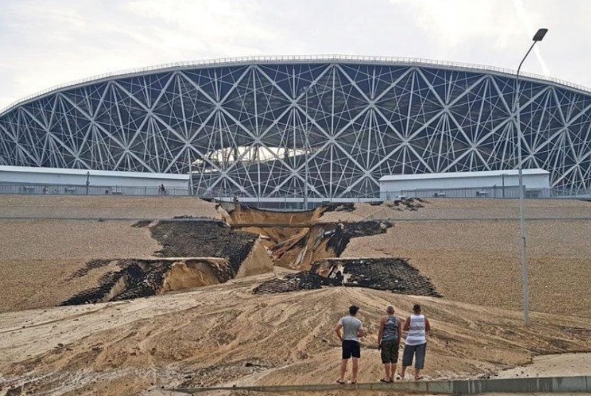 Tanggul di kompleks Volgograd Arena yang rusak akibat hujan.