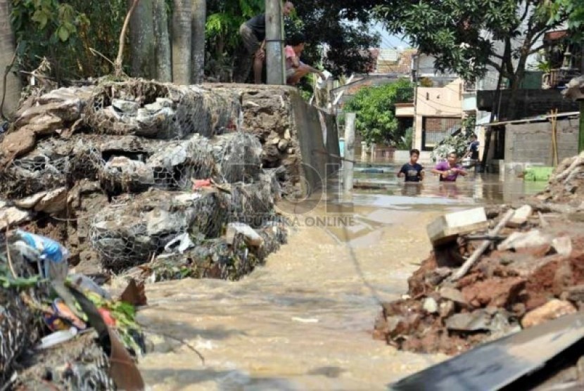 Perbaikan Dua Tanggul Sungai yang Jebol di Pati Dikebut (ilustrasi).