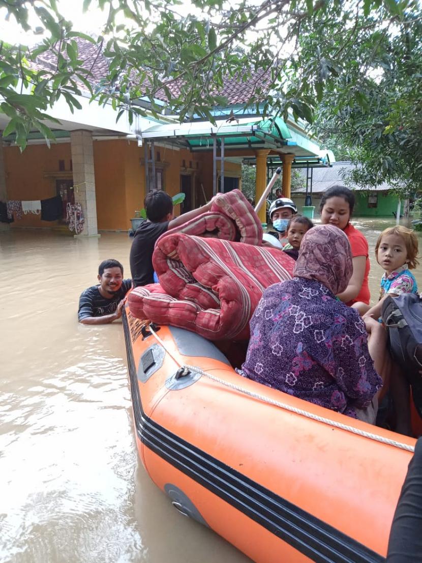 Tanggul jebol telah menyebabkan banjir di beberapa desa di wilayah Kabupaten Bekasi, Ahad (21/2)