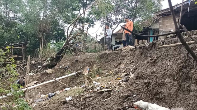 Tanggul sungai Cimanuk di Blok Desa, Desa Gunungsari, Kecamatan Sukagumiwang, Kabupaten Indramayu dalam kondisi kritis dan rawan jebol.